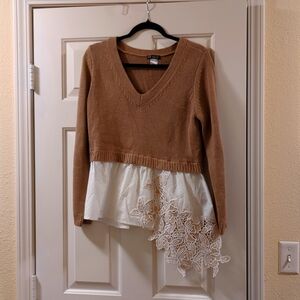 Women's Venus sides large never worn sweater blouse tan and cream.